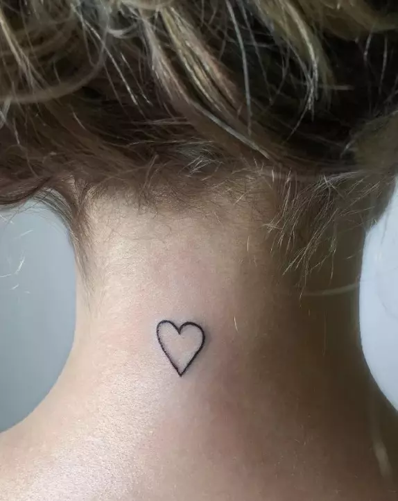 Tattoo of Heart (41 ფოტო): tattoos და მნიშვნელობა. Tattoo on მაჯის მხრივ და სხეულის სხვა ნაწილები. პატარა გატეხილი გული და სხვა ვარიანტი 14022_38