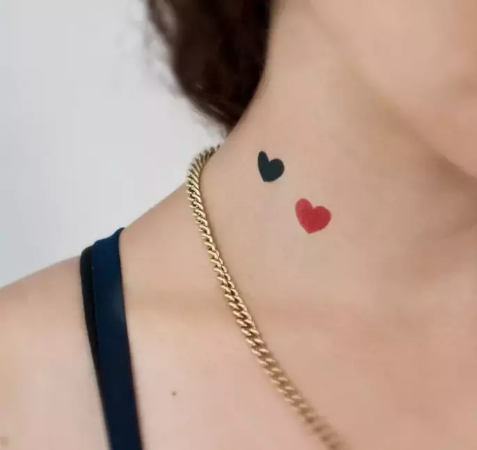 Tattoo of Heart (41 ფოტო): tattoos და მნიშვნელობა. Tattoo on მაჯის მხრივ და სხეულის სხვა ნაწილები. პატარა გატეხილი გული და სხვა ვარიანტი 14022_40