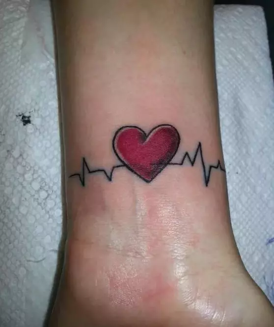 Tattoo of Heart (41 ფოტო): tattoos და მნიშვნელობა. Tattoo on მაჯის მხრივ და სხეულის სხვა ნაწილები. პატარა გატეხილი გული და სხვა ვარიანტი 14022_5