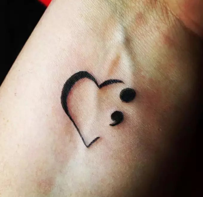Tattoo of Heart (41 ფოტო): tattoos და მნიშვნელობა. Tattoo on მაჯის მხრივ და სხეულის სხვა ნაწილები. პატარა გატეხილი გული და სხვა ვარიანტი 14022_6
