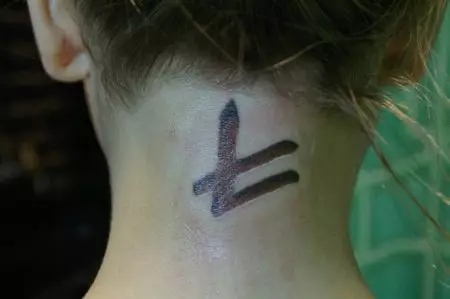 Tatuagem sob a forma de runas (62 fotos): valor e esboços. Tatuagem na mão e nos dedos, nas costas e no peito. Runes-amuletos e runas de força, outras opções 14028_13