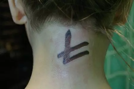 dəyəri və eskizlər: runes (62 photos) şəklində Tattoo. tərəfdən və arxa və sinə barmaqları üzərində Tattoo. Runes-amulets və güc runes, digər variantları 14028_13