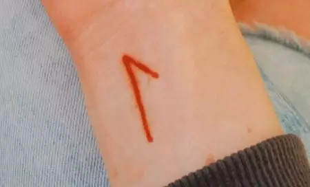 Tattoo en la formo de Runes (62 fotoj): Valoro kaj skizoj. Tattoo sur la manoj kaj sur la fingroj, sur la dorso kaj sur la brusto. Runes-amuletoj kaj ruboj de forto, aliaj opcioj 14028_23