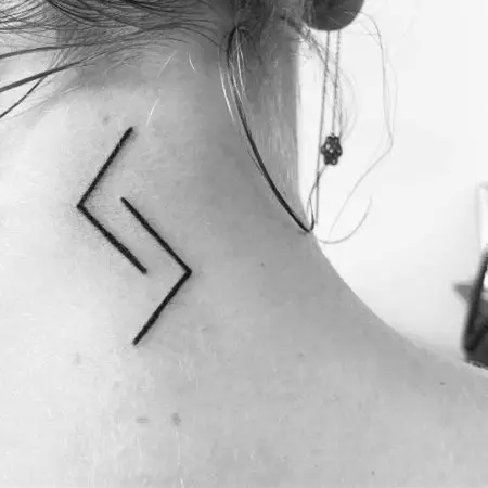 Tattoo në formën e Runes (62 foto): Vlera dhe skica. Tattoo në dorë dhe në gishtat, në anën e pasme dhe në gjoks. Runes-amulets dhe runes e forcës, opsione të tjera 14028_29