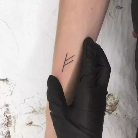 dəyəri və eskizlər: runes (62 photos) şəklində Tattoo. tərəfdən və arxa və sinə barmaqları üzərində Tattoo. Runes-amulets və güc runes, digər variantları 14028_30