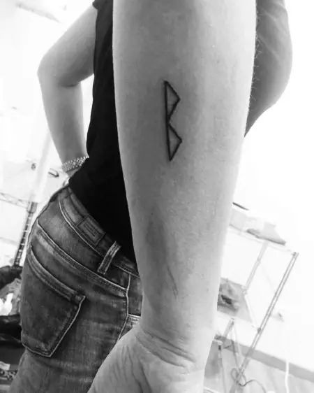 Tattoo v obliki rune (62 fotografij): vrednost in skice. Tattoo na roki in na prstih, na hrbtu in na prsih. Rune-amulete in rune moči, druge možnosti 14028_33