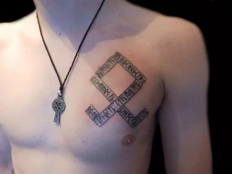 Tattoo ar ffurf rhediadau (62 llun): Gwerth a brasluniau. Tattoo wrth law ac ar y bysedd, ar y cefn ac ar y frest. Runes-amulets a rhediadau cryfder, opsiynau eraill 14028_36