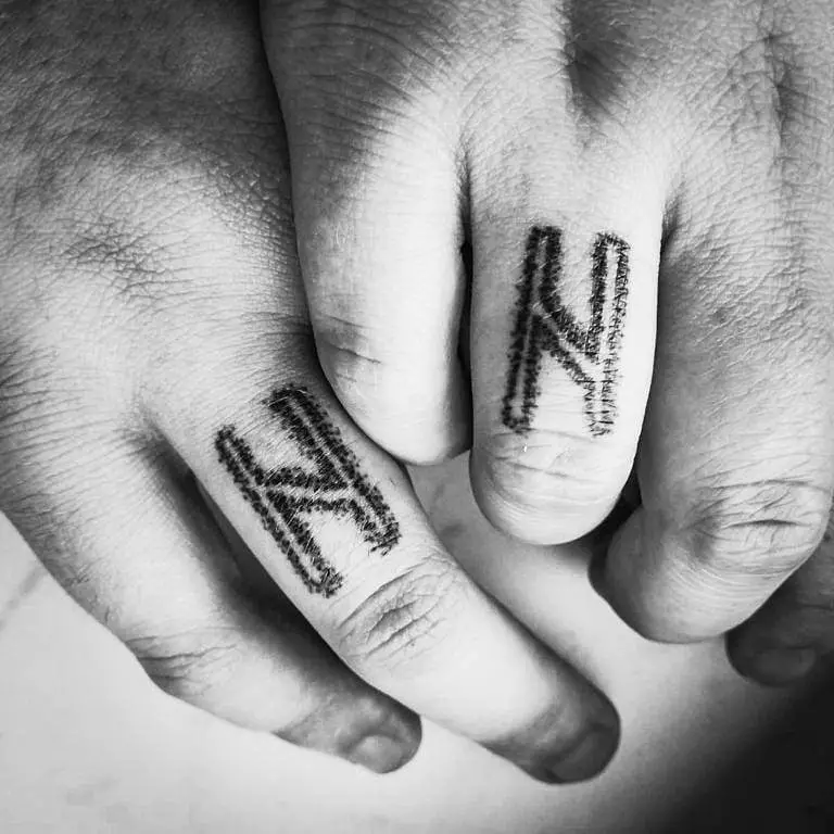 Tetoválás rúnák formájában (62 fotók): Érték és vázlatok. Tattoo a kezét és az ujjakon, a hátán és a mellkason. Rúnák-amulettek és erejű rúnák, egyéb lehetőségek 14028_37