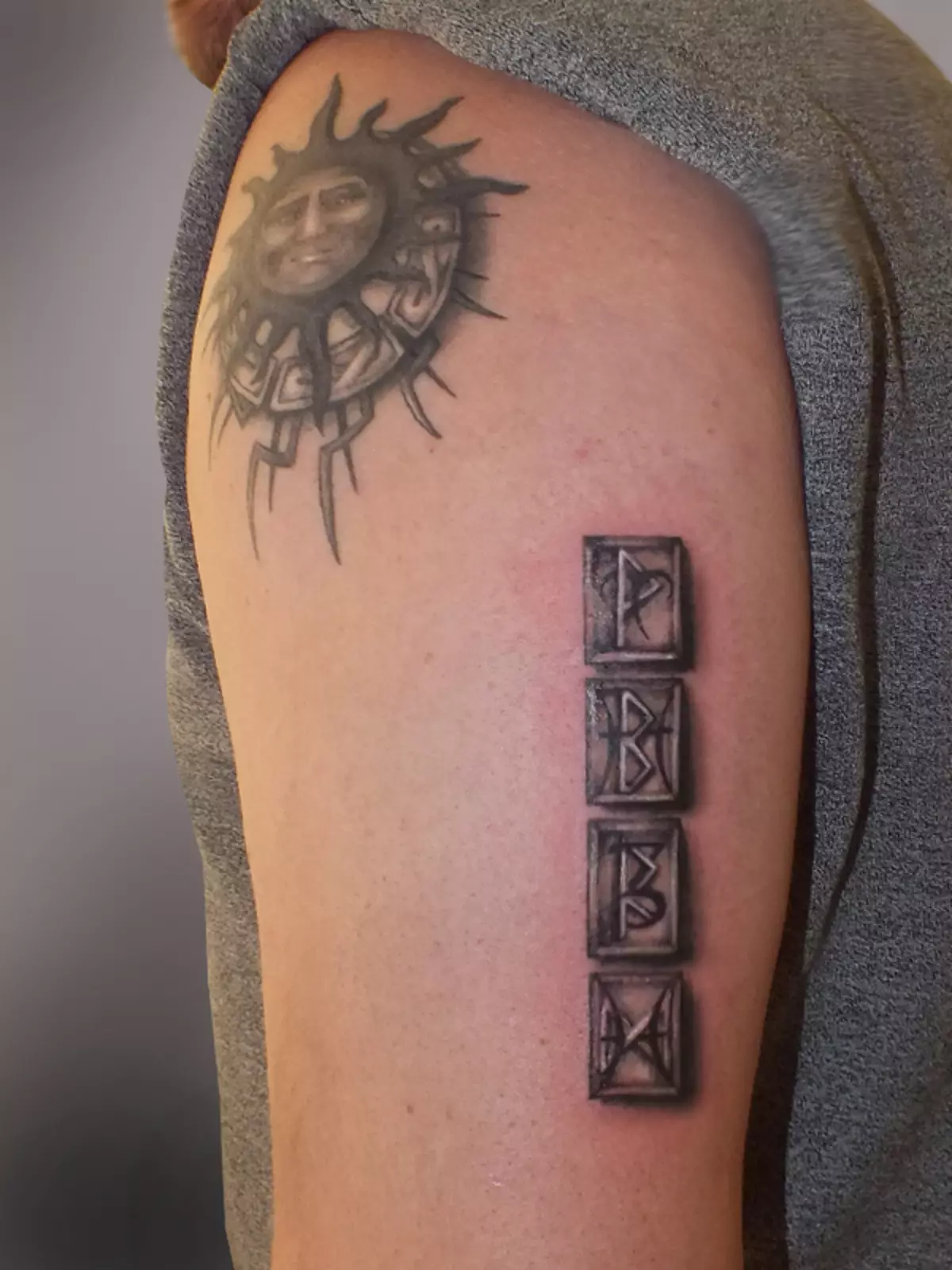 Tetoválás rúnák formájában (62 fotók): Érték és vázlatok. Tattoo a kezét és az ujjakon, a hátán és a mellkason. Rúnák-amulettek és erejű rúnák, egyéb lehetőségek 14028_4