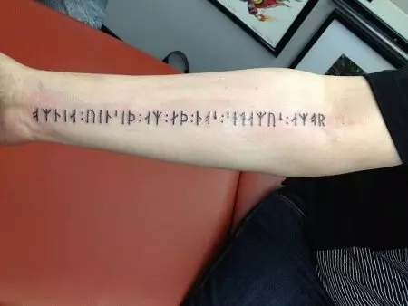 dəyəri və eskizlər: runes (62 photos) şəklində Tattoo. tərəfdən və arxa və sinə barmaqları üzərində Tattoo. Runes-amulets və güc runes, digər variantları 14028_40