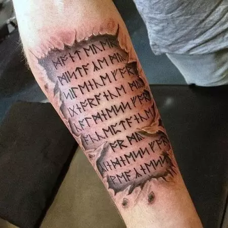 Tattoo en la formo de Runes (62 fotoj): Valoro kaj skizoj. Tattoo sur la manoj kaj sur la fingroj, sur la dorso kaj sur la brusto. Runes-amuletoj kaj ruboj de forto, aliaj opcioj 14028_44