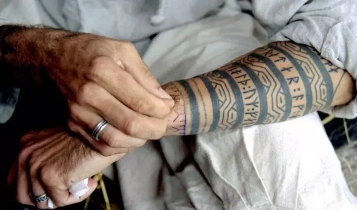 Tattoo v obliki rune (62 fotografij): vrednost in skice. Tattoo na roki in na prstih, na hrbtu in na prsih. Rune-amulete in rune moči, druge možnosti 14028_46