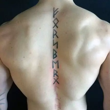 Tattoo i bhfoirm Runes (62 grianghraf): Luach agus sceitsí. Tattoo ar láimh agus ar na méara, ar chúl agus ar an bhrollach. Runes-Amulets agus Runes of Neart, Roghanna Eile 14028_48