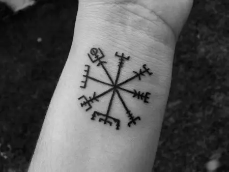 Tatuaje runes moduan (62 argazki): balioa eta zirriborroak. Tatuajeak eskuan eta hatzetan, atzeko aldean eta bularrean. Runes-amuletak eta indarra, beste aukera batzuk 14028_49