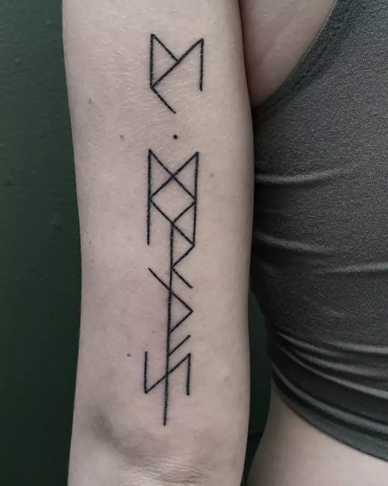 Tato ing bentuk rune (62 foto): Nilai lan sketsa. Tato ing tangan lan ing driji, ing mburi lan ing dada. Rune-amulet lan rune kekuwatan, pilihan liyane 14028_5