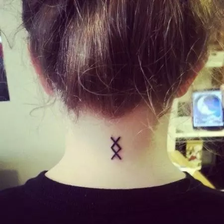 Tatuiruotė runių pavidalu (62 nuotraukos): vertė ir eskizai. Tatuiruotė ant rankų ir pirštų, ant nugaros ir krūtinės. Runes-amulets ir runes stiprumo, kitos parinktys 14028_52