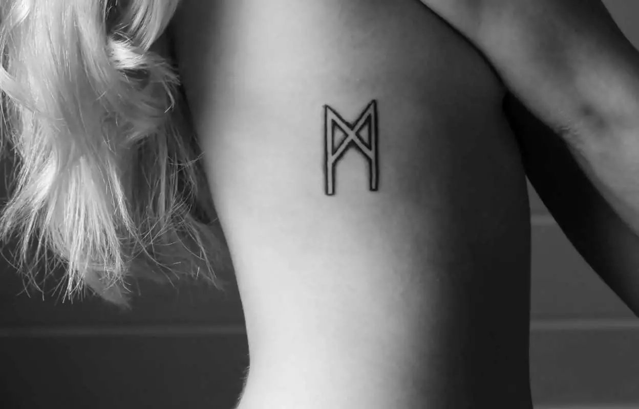 Tattoo në formën e Runes (62 foto): Vlera dhe skica. Tattoo në dorë dhe në gishtat, në anën e pasme dhe në gjoks. Runes-amulets dhe runes e forcës, opsione të tjera 14028_53