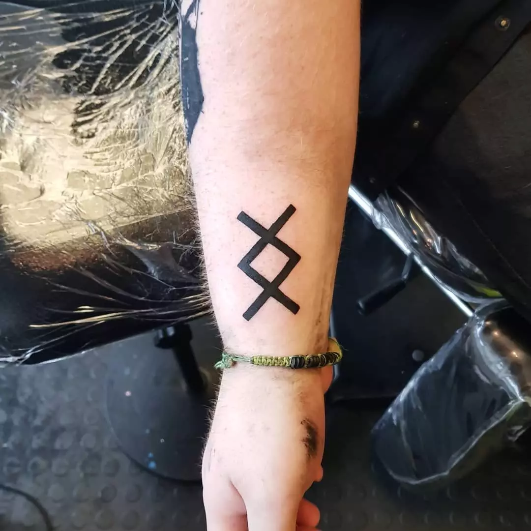 Tatuaje en forma de runas (62 fotos): valor y bocetos. Tatuaje a mano y en los dedos, en la espalda y en el pecho. Runes-amuletos y runas de fuerza, otras opciones 14028_54