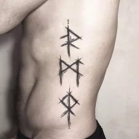 Tattoo i bhfoirm Runes (62 grianghraf): Luach agus sceitsí. Tattoo ar láimh agus ar na méara, ar chúl agus ar an bhrollach. Runes-Amulets agus Runes of Neart, Roghanna Eile 14028_57