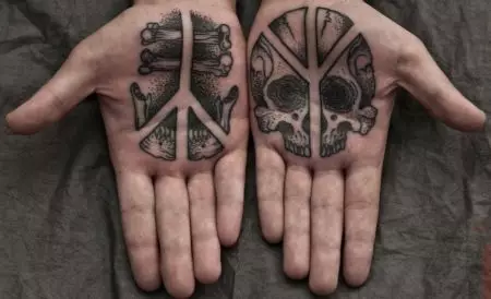 Tetoválás rúnák formájában (62 fotók): Érték és vázlatok. Tattoo a kezét és az ujjakon, a hátán és a mellkason. Rúnák-amulettek és erejű rúnák, egyéb lehetőségek 14028_58