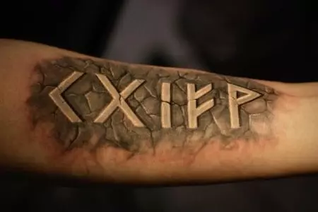 Tattoo i bhfoirm Runes (62 grianghraf): Luach agus sceitsí. Tattoo ar láimh agus ar na méara, ar chúl agus ar an bhrollach. Runes-Amulets agus Runes of Neart, Roghanna Eile 14028_59