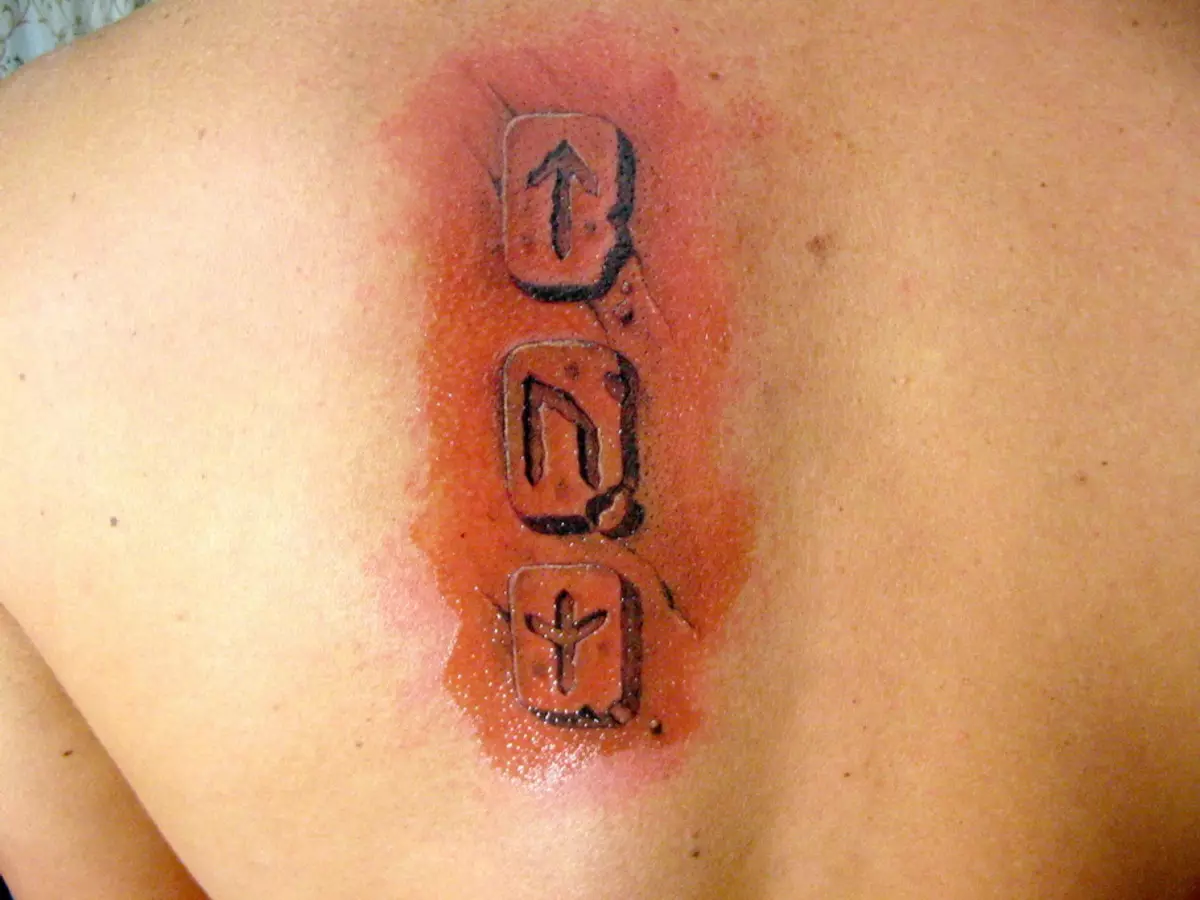 Tattoo në formën e Runes (62 foto): Vlera dhe skica. Tattoo në dorë dhe në gishtat, në anën e pasme dhe në gjoks. Runes-amulets dhe runes e forcës, opsione të tjera 14028_60