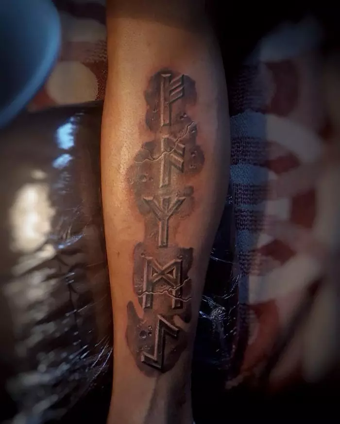 Tatuaje runes moduan (62 argazki): balioa eta zirriborroak. Tatuajeak eskuan eta hatzetan, atzeko aldean eta bularrean. Runes-amuletak eta indarra, beste aukera batzuk 14028_61