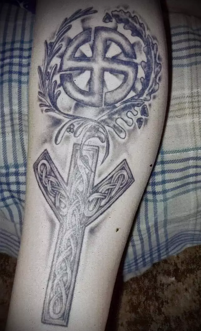 Tattoo i bhfoirm Runes (62 grianghraf): Luach agus sceitsí. Tattoo ar láimh agus ar na méara, ar chúl agus ar an bhrollach. Runes-Amulets agus Runes of Neart, Roghanna Eile 14028_62