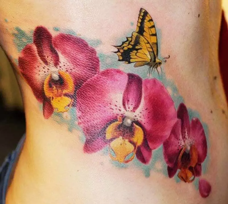Tattoo ine orchids (57 photos): tattoo kukosha kwevasikana, sketch kuongorora. Tattoo paruoko uye gumbo, pane clavicle uye kumashure, pafudzi uye pane dzimwe nhengo dzemuviri 14034_10