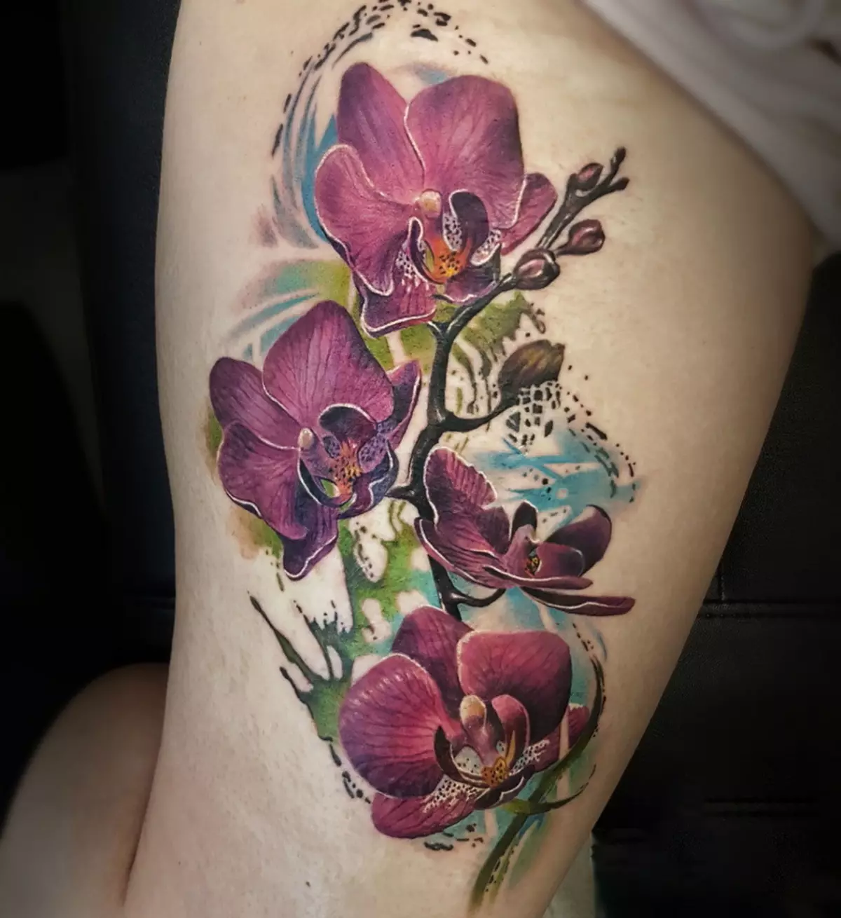 Tetoválás orchideákkal (57 fotók): Tattoo érték a lányoknak, vázlat áttekintés. Tetoválás a kezét és a lábát, a levegőt és a hátul, a vállon és a test más részein 14034_13