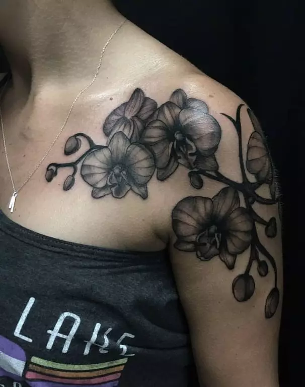 Tetoválás orchideákkal (57 fotók): Tattoo érték a lányoknak, vázlat áttekintés. Tetoválás a kezét és a lábát, a levegőt és a hátul, a vállon és a test más részein 14034_14