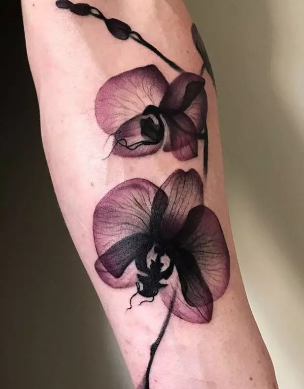 Tetoválás orchideákkal (57 fotók): Tattoo érték a lányoknak, vázlat áttekintés. Tetoválás a kezét és a lábát, a levegőt és a hátul, a vállon és a test más részein 14034_16