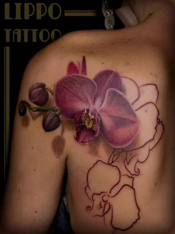 Tattoo ine orchids (57 photos): tattoo kukosha kwevasikana, sketch kuongorora. Tattoo paruoko uye gumbo, pane clavicle uye kumashure, pafudzi uye pane dzimwe nhengo dzemuviri 14034_17