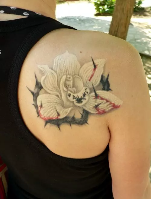 Tattoo z orhidejami (57 fotografij): tattoo vrednost za dekleta, skica pregled. Tattoo na roki in nogi, na ključnico in na hrbtu, na rami in na drugih delih telesa 14034_20