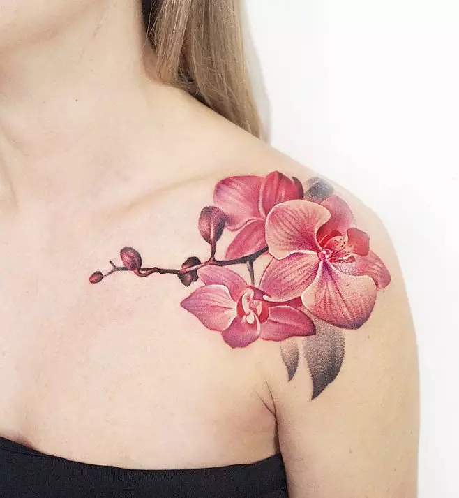 Tattoo z orhidejami (57 fotografij): tattoo vrednost za dekleta, skica pregled. Tattoo na roki in nogi, na ključnico in na hrbtu, na rami in na drugih delih telesa 14034_24