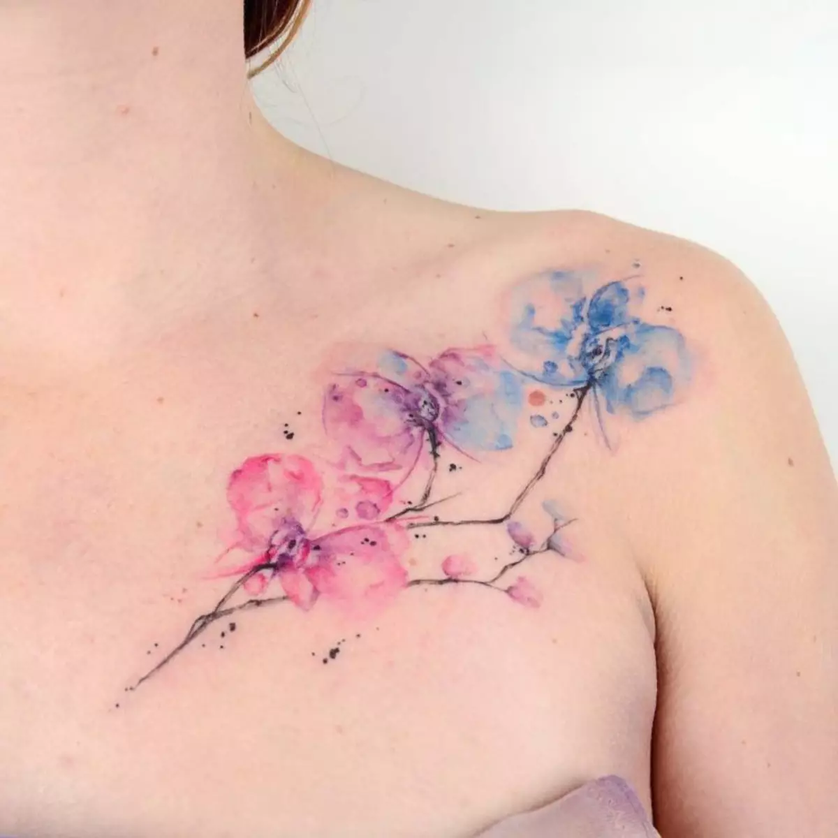 Tattoo z orhidejami (57 fotografij): tattoo vrednost za dekleta, skica pregled. Tattoo na roki in nogi, na ključnico in na hrbtu, na rami in na drugih delih telesa 14034_25