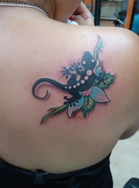 Tattoo z orhidejami (57 fotografij): tattoo vrednost za dekleta, skica pregled. Tattoo na roki in nogi, na ključnico in na hrbtu, na rami in na drugih delih telesa 14034_26