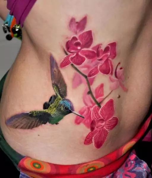 Tattoo ine orchids (57 photos): tattoo kukosha kwevasikana, sketch kuongorora. Tattoo paruoko uye gumbo, pane clavicle uye kumashure, pafudzi uye pane dzimwe nhengo dzemuviri 14034_28