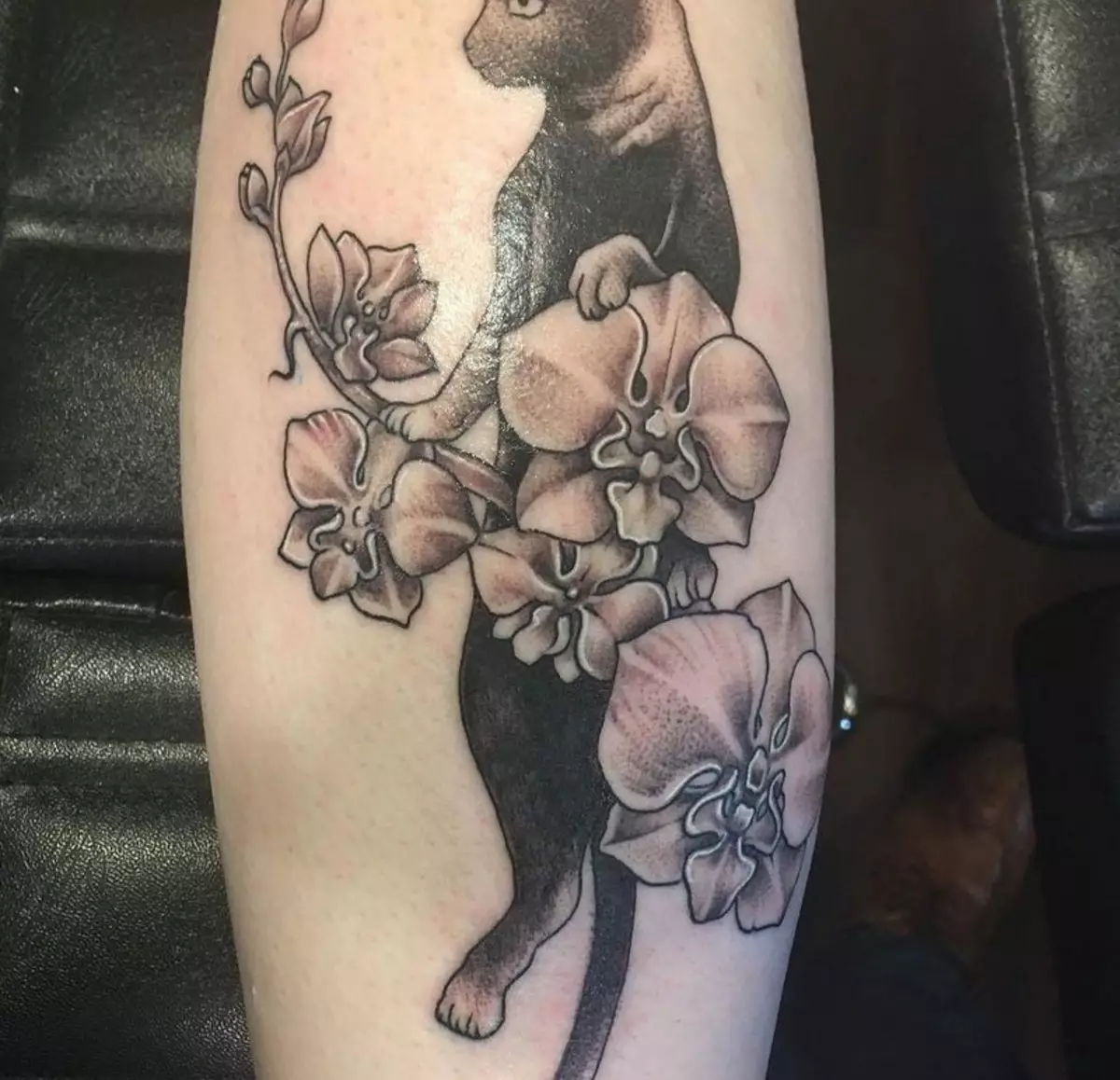 Tetoválás orchideákkal (57 fotók): Tattoo érték a lányoknak, vázlat áttekintés. Tetoválás a kezét és a lábát, a levegőt és a hátul, a vállon és a test más részein 14034_31