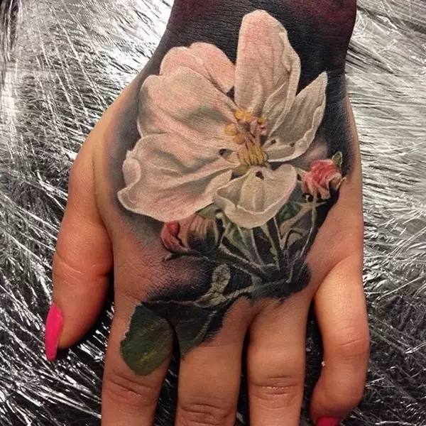Tattoo z orhidejami (57 fotografij): tattoo vrednost za dekleta, skica pregled. Tattoo na roki in nogi, na ključnico in na hrbtu, na rami in na drugih delih telesa 14034_41