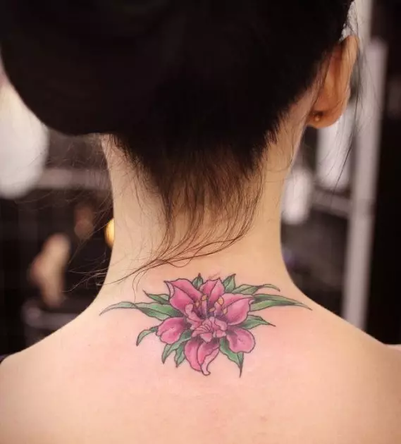 Tetoválás orchideákkal (57 fotók): Tattoo érték a lányoknak, vázlat áttekintés. Tetoválás a kezét és a lábát, a levegőt és a hátul, a vállon és a test más részein 14034_42