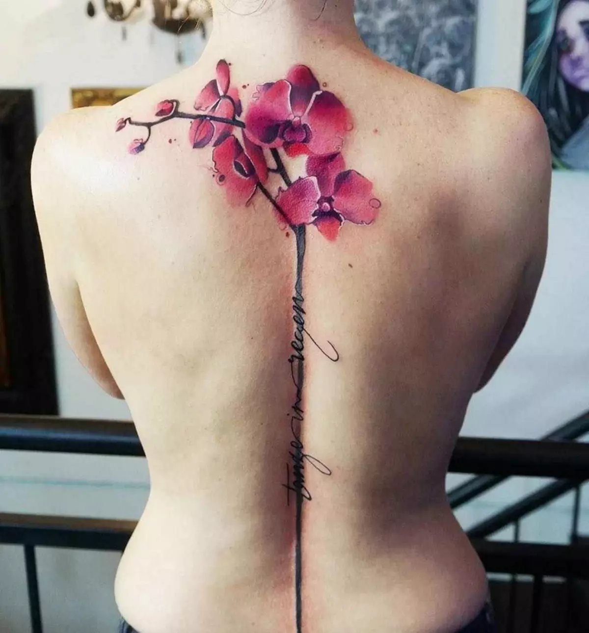Tattoo ine orchids (57 photos): tattoo kukosha kwevasikana, sketch kuongorora. Tattoo paruoko uye gumbo, pane clavicle uye kumashure, pafudzi uye pane dzimwe nhengo dzemuviri 14034_43