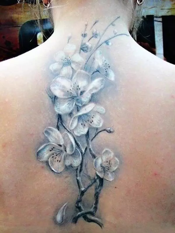 Tetoválás orchideákkal (57 fotók): Tattoo érték a lányoknak, vázlat áttekintés. Tetoválás a kezét és a lábát, a levegőt és a hátul, a vállon és a test más részein 14034_44