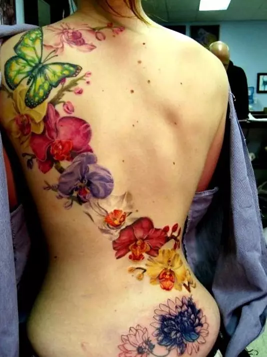 Tattoo ine orchids (57 photos): tattoo kukosha kwevasikana, sketch kuongorora. Tattoo paruoko uye gumbo, pane clavicle uye kumashure, pafudzi uye pane dzimwe nhengo dzemuviri 14034_45