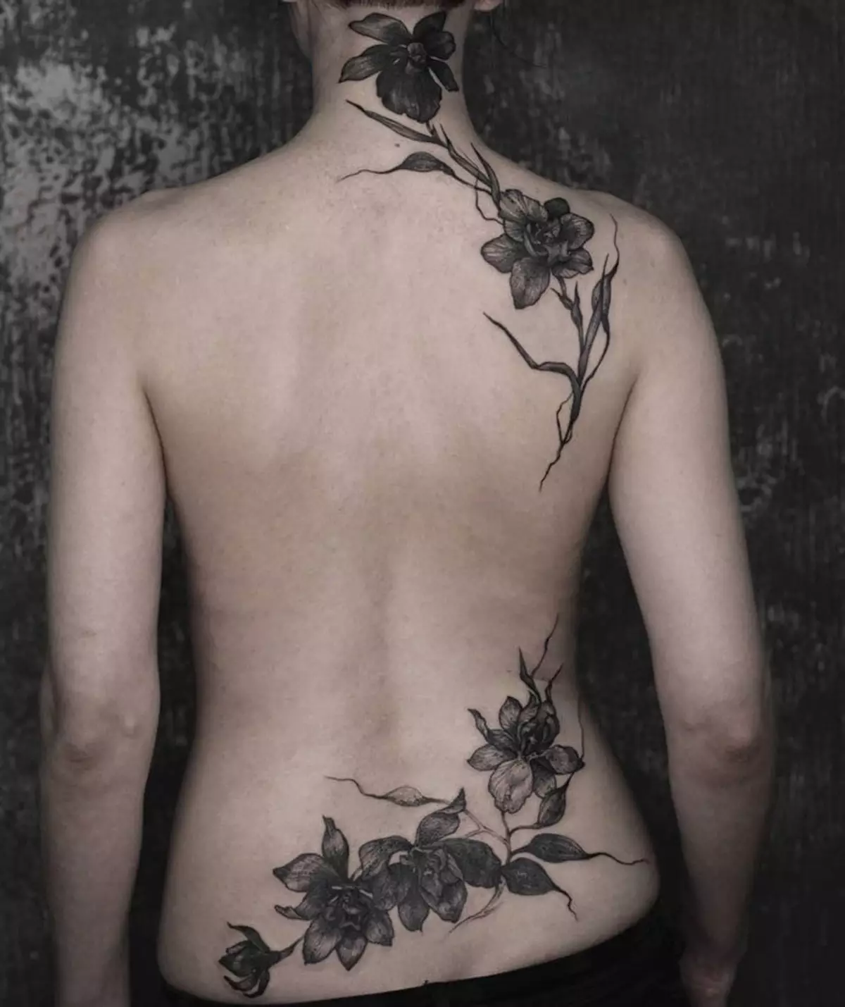 Tattoo z orhidejami (57 fotografij): tattoo vrednost za dekleta, skica pregled. Tattoo na roki in nogi, na ključnico in na hrbtu, na rami in na drugih delih telesa 14034_46