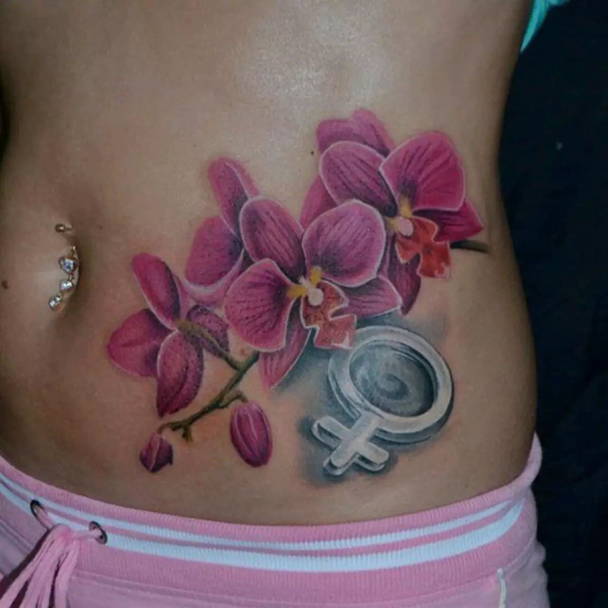 Tattoo ine orchids (57 photos): tattoo kukosha kwevasikana, sketch kuongorora. Tattoo paruoko uye gumbo, pane clavicle uye kumashure, pafudzi uye pane dzimwe nhengo dzemuviri 14034_47