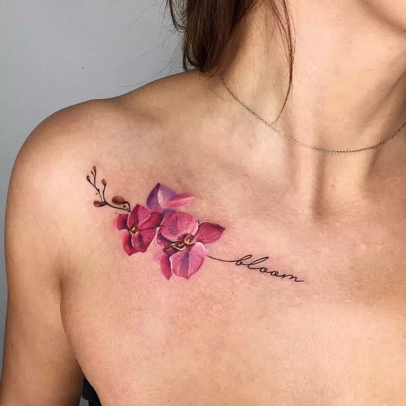 Tattoo z orhidejami (57 fotografij): tattoo vrednost za dekleta, skica pregled. Tattoo na roki in nogi, na ključnico in na hrbtu, na rami in na drugih delih telesa 14034_49