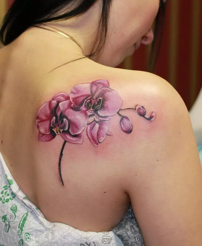 Tetoválás orchideákkal (57 fotók): Tattoo érték a lányoknak, vázlat áttekintés. Tetoválás a kezét és a lábát, a levegőt és a hátul, a vállon és a test más részein 14034_50