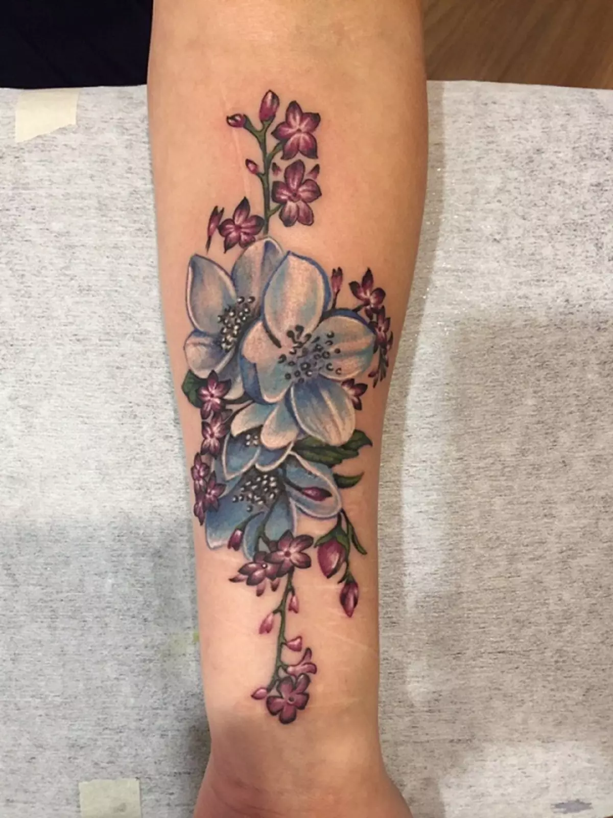 Tattoo z orhidejami (57 fotografij): tattoo vrednost za dekleta, skica pregled. Tattoo na roki in nogi, na ključnico in na hrbtu, na rami in na drugih delih telesa 14034_54