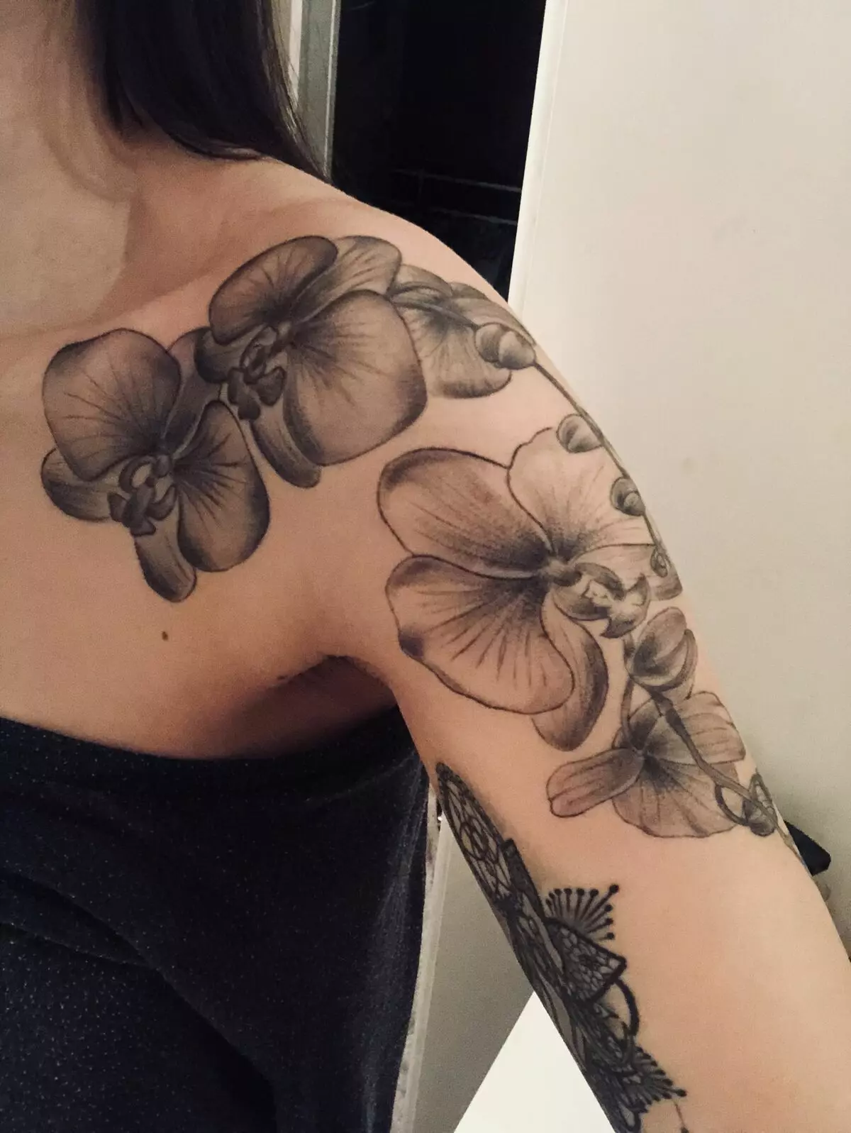 Tattoo ine orchids (57 photos): tattoo kukosha kwevasikana, sketch kuongorora. Tattoo paruoko uye gumbo, pane clavicle uye kumashure, pafudzi uye pane dzimwe nhengo dzemuviri 14034_55